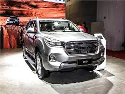 Внедорожник Haval H9, представленный в автосалоне, подчеркивая его мощность и комфортные характеристики.